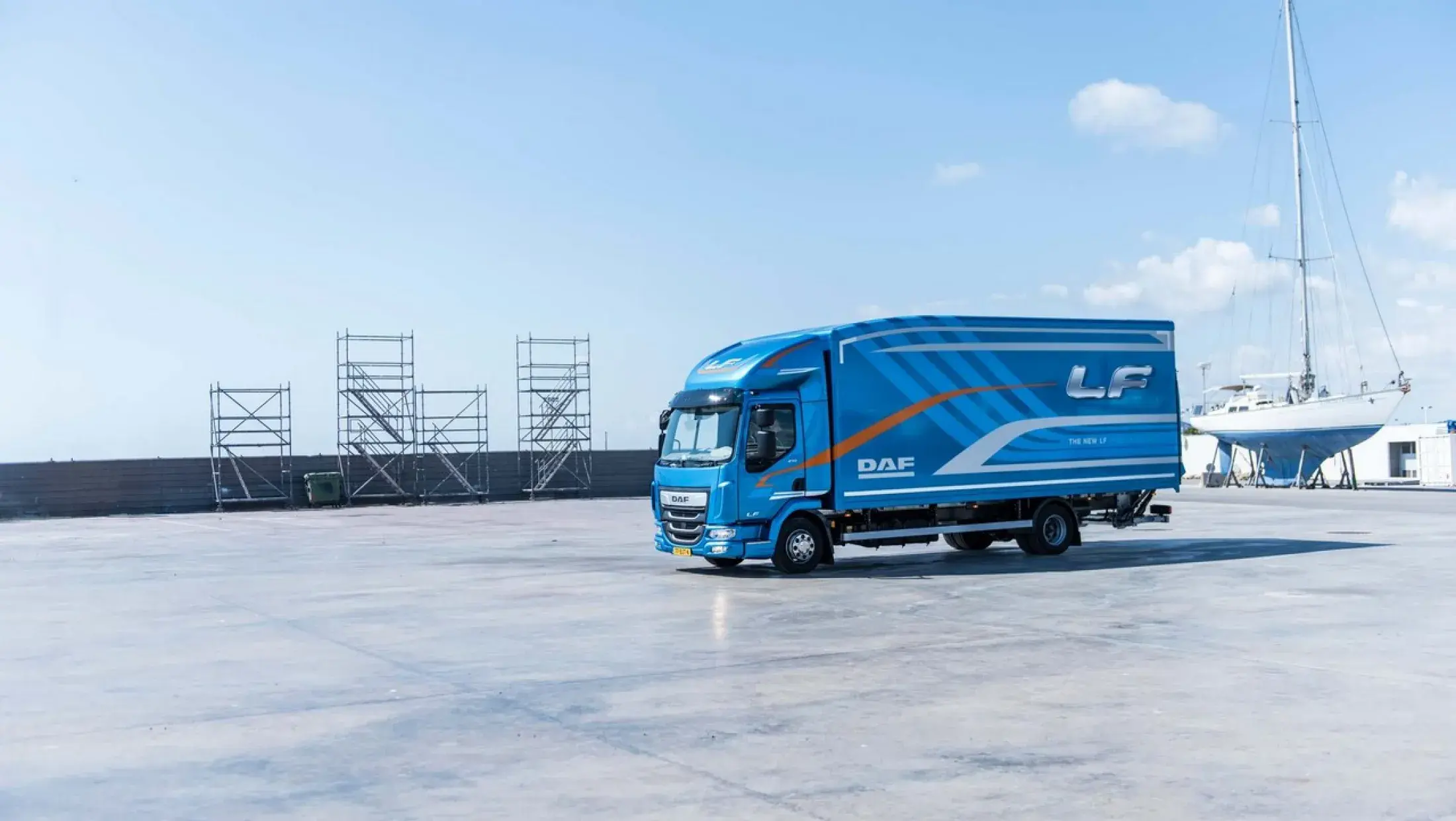 DAF-LF-210-FA-4x2-Aerobody