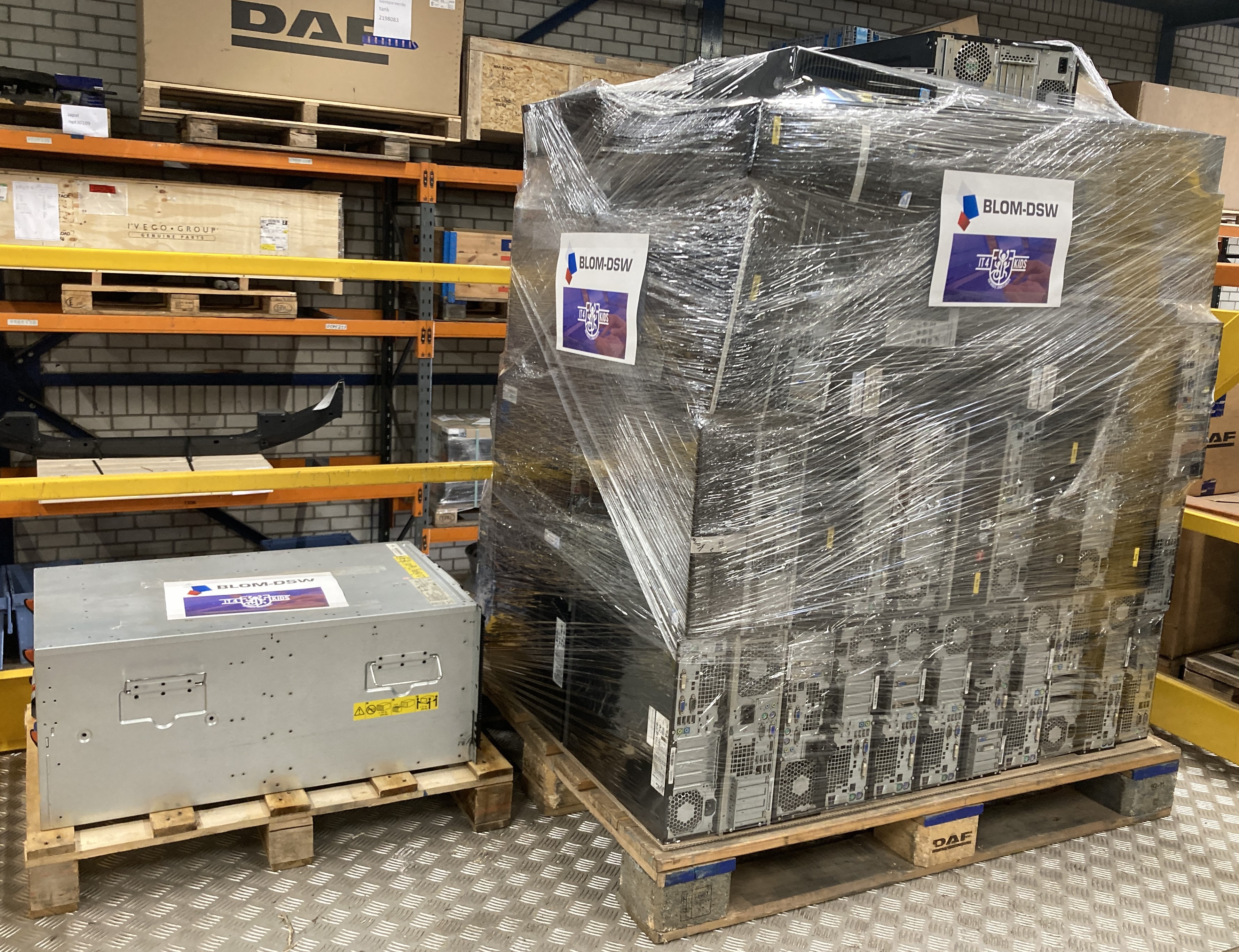 BLOM-DSW Doneert aan IT4Kids