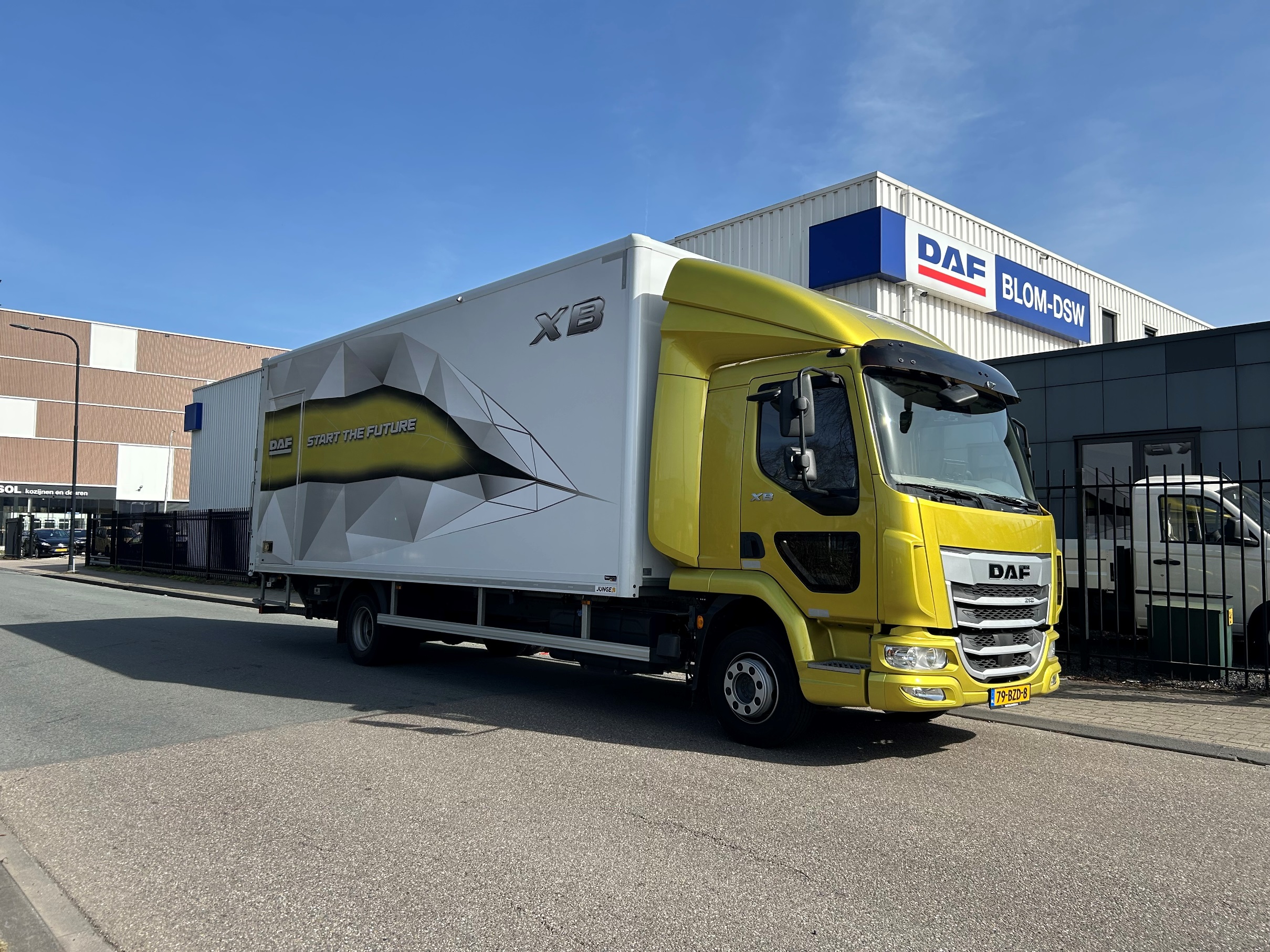 DAF XB 210 FA VDC 12T - Van der Dussen