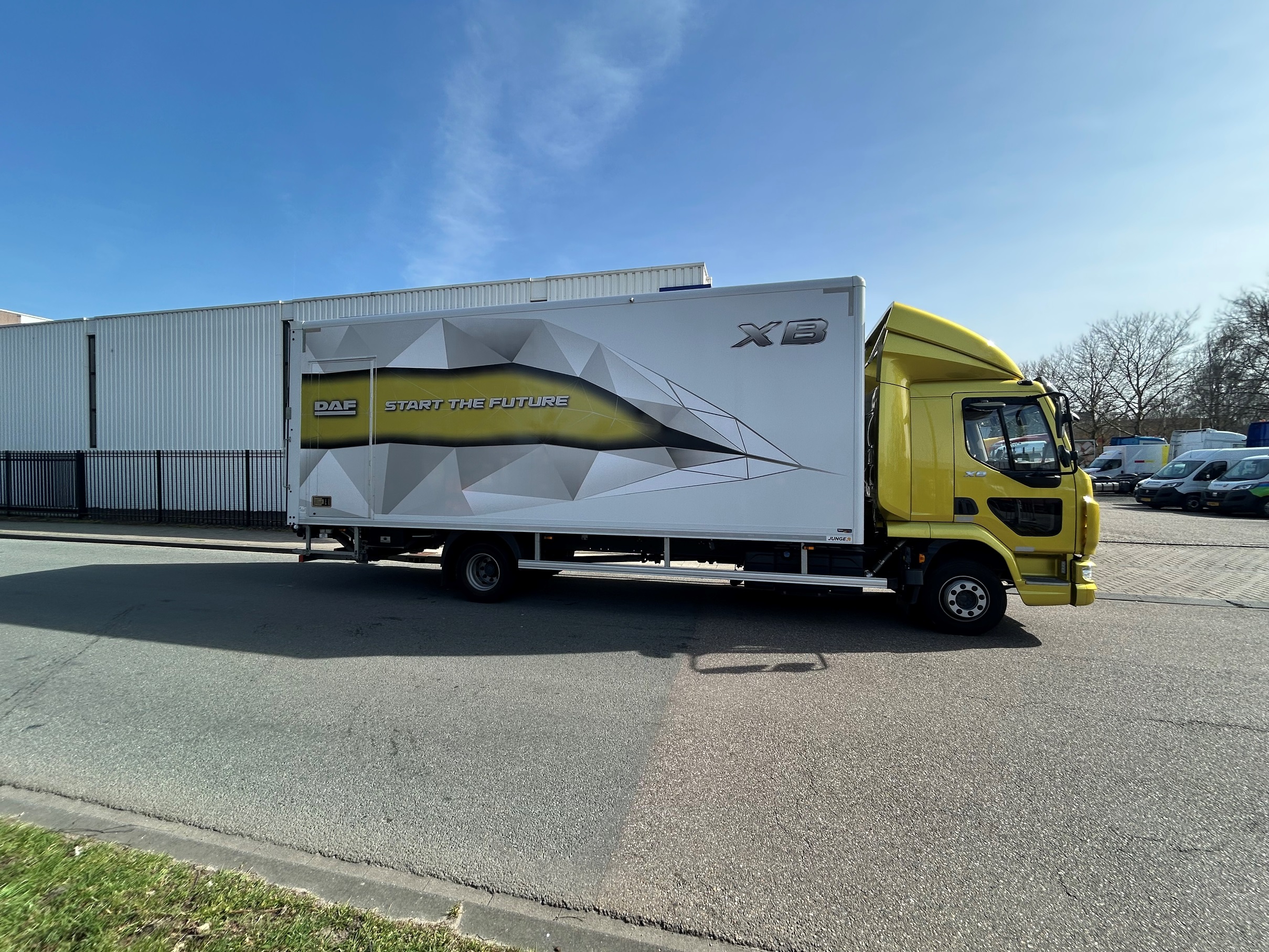 DAF XB 210 FA VDC 12T - Van der Dussen