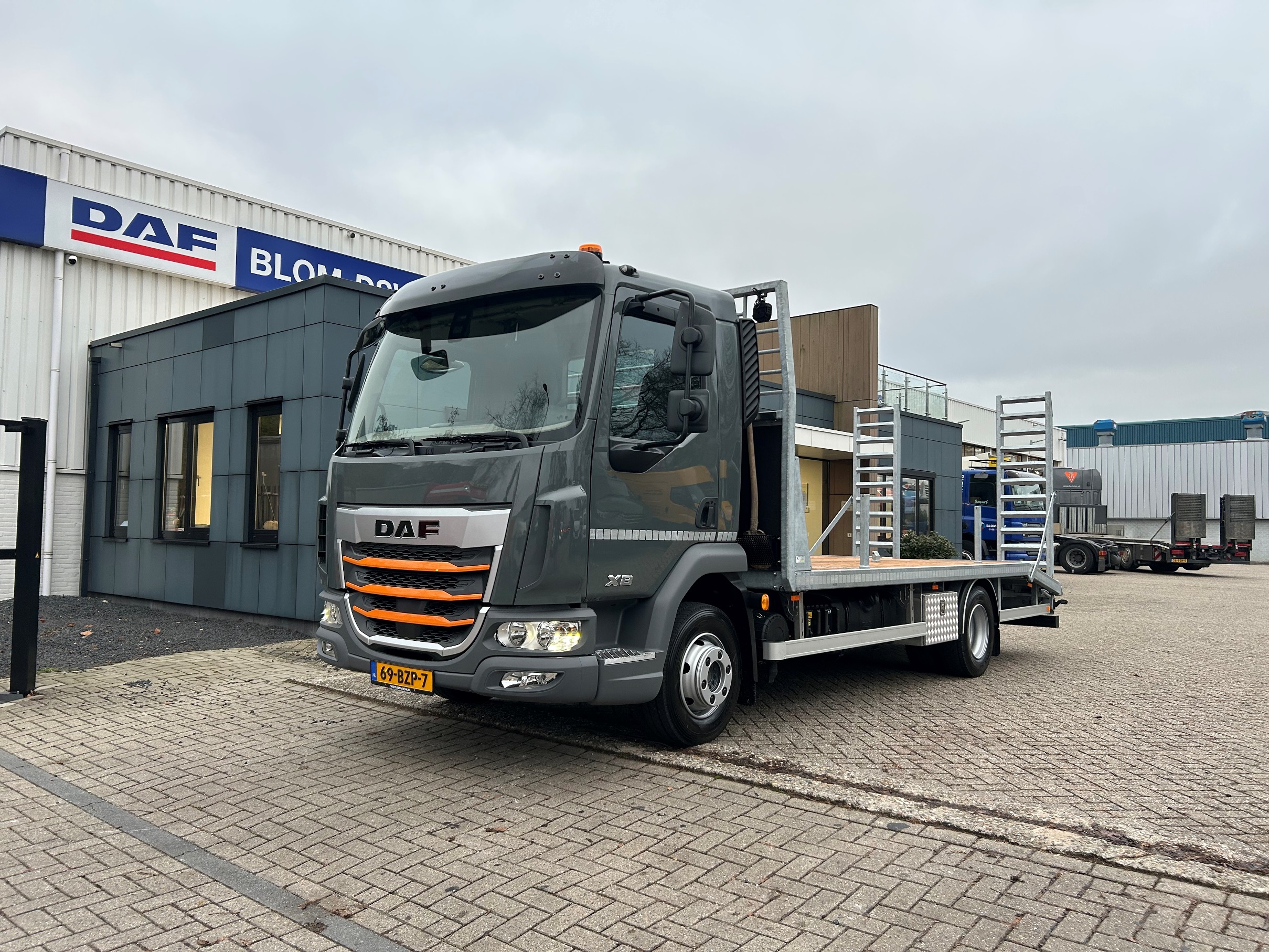 Loonbedrijf en Kraanverhuur Van Leeuwen BV - XB 230 FA DC 12T