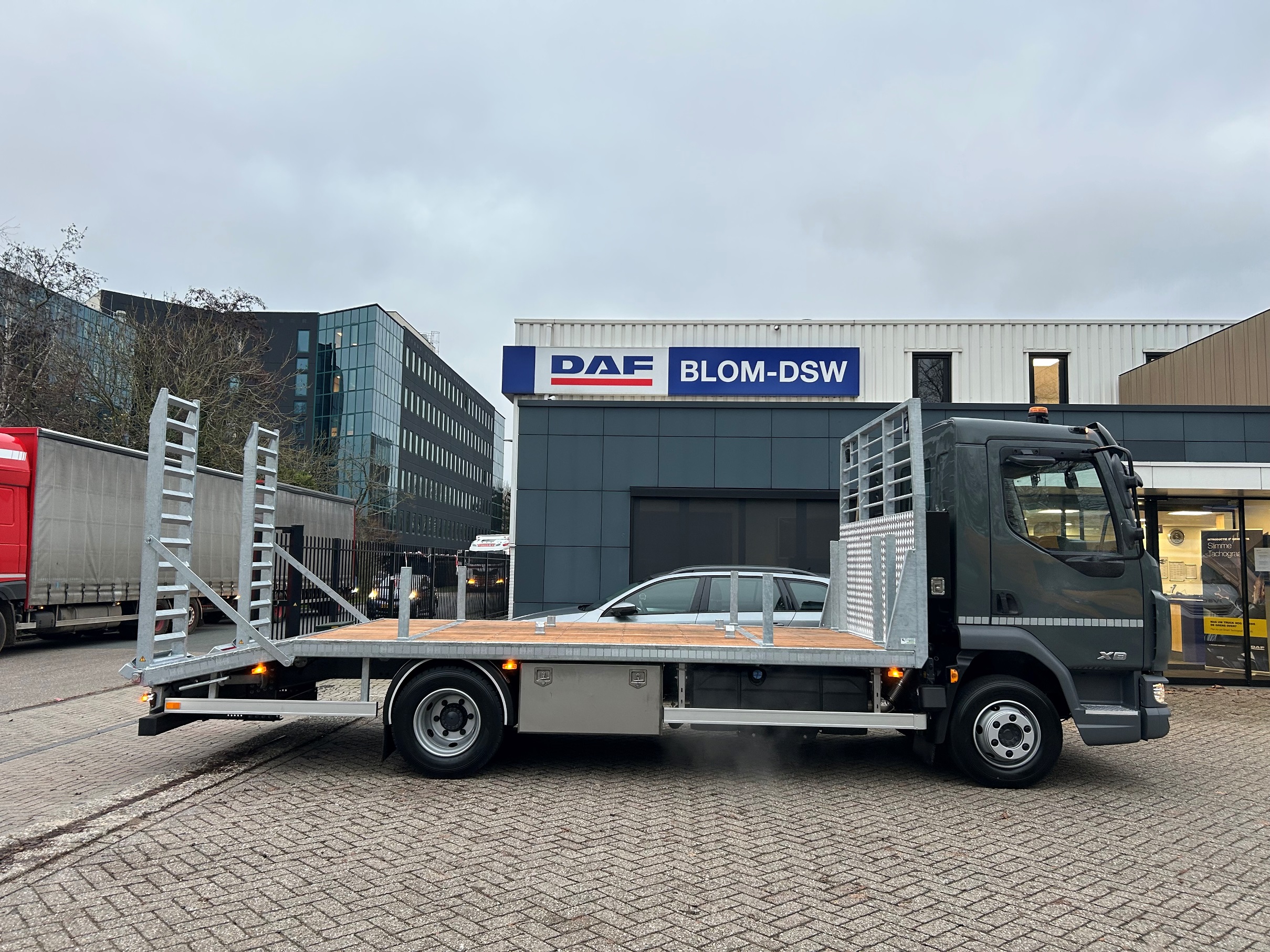 Loonbedrijf en Kraanverhuur Van Leeuwen BV - XB 230 FA DC 12T