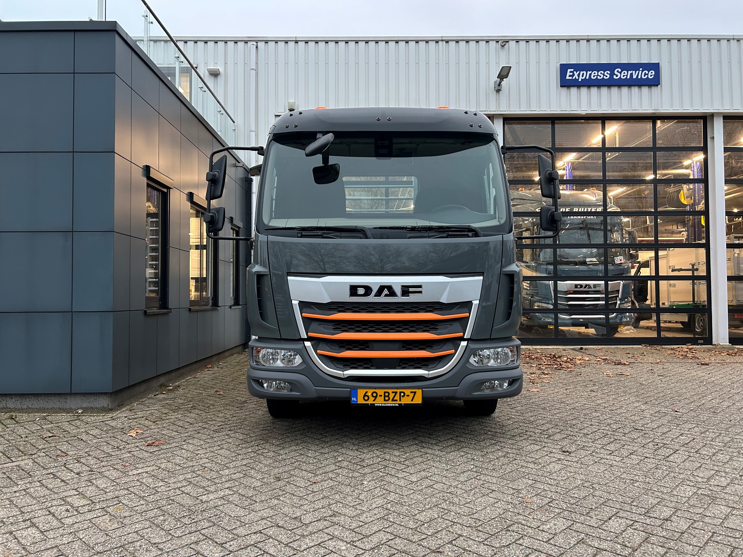 Loonbedrijf en Kraanverhuur Van Leeuwen BV - XB 230 FA DC 12T