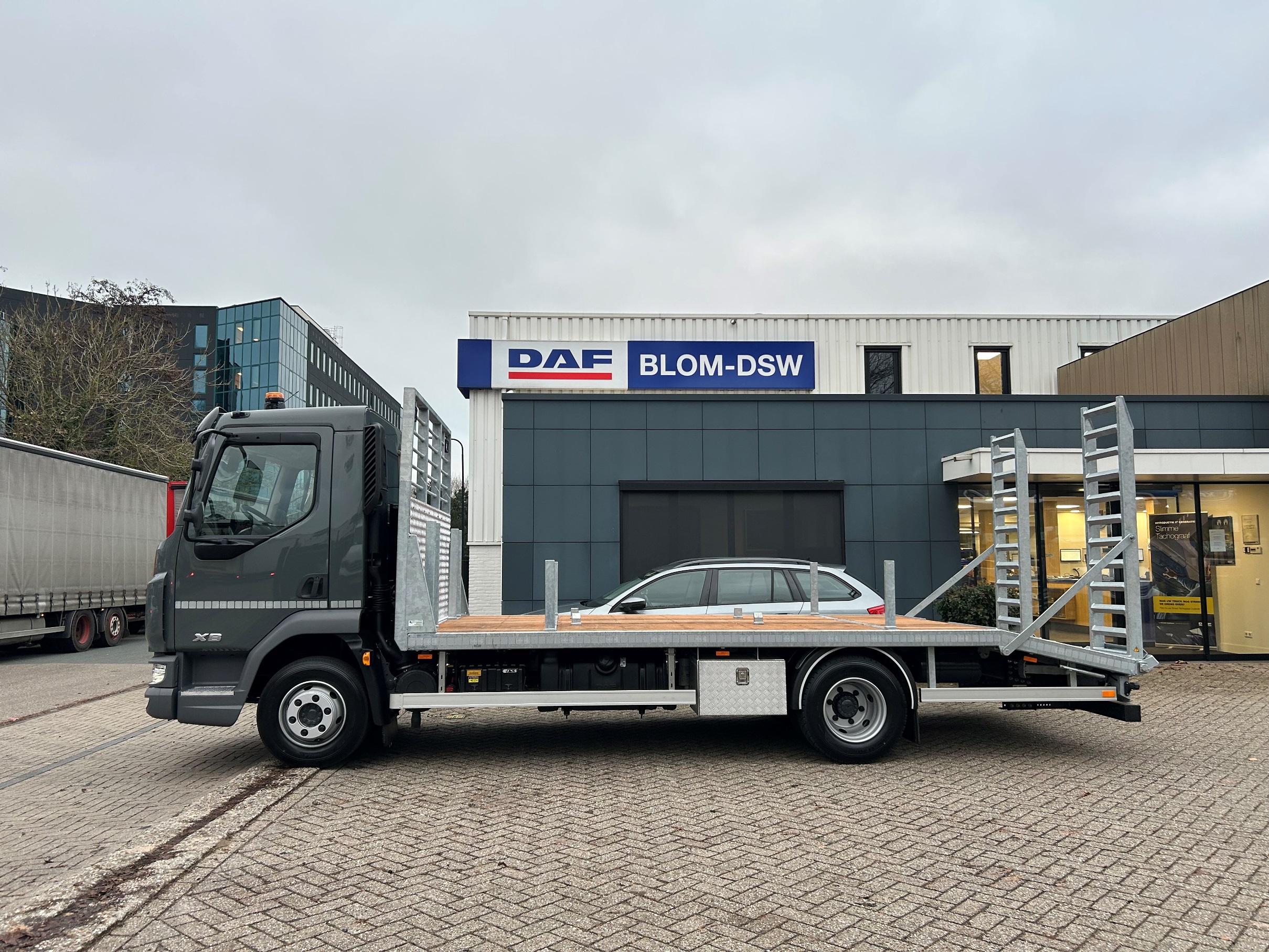 Loonbedrijf en Kraanverhuur Van Leeuwen BV - XB 230 FA DC 12T