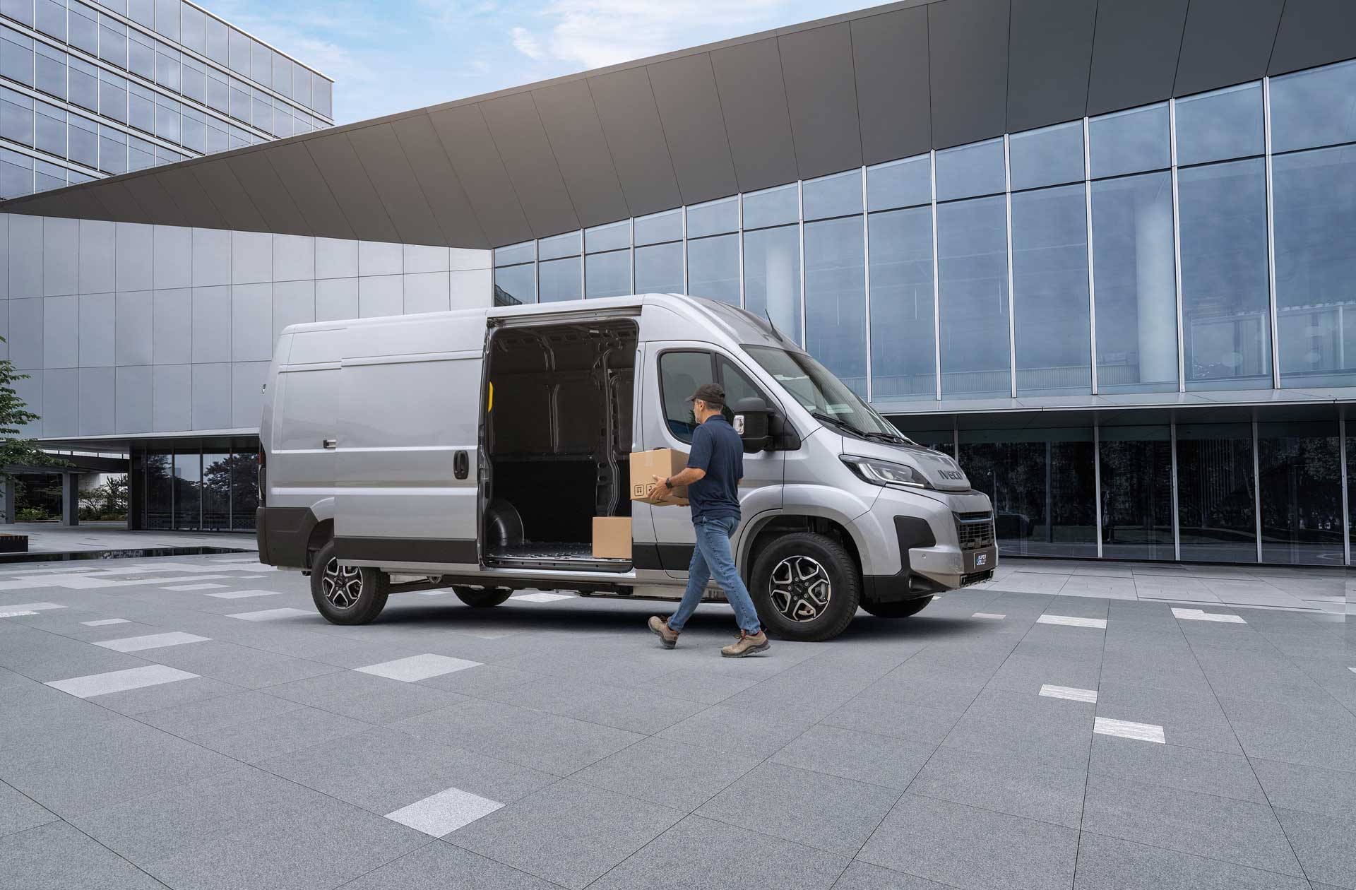 Iveco eSuperJolly loading